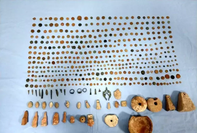 İzmir'de 496 adet tarihi eser ele geçirildi İzmir'de 496 adet tarihi eser ele geçirildi