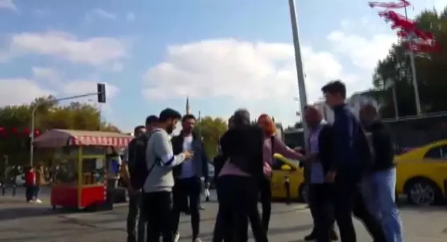 Kadıköy'de bir baba, eve götürmek istediği kızından alkol şişesiyle dayak yedi Kadıköy'de bir baba, eve götürmek istediği kızından alkol şişesiyle dayak yedi