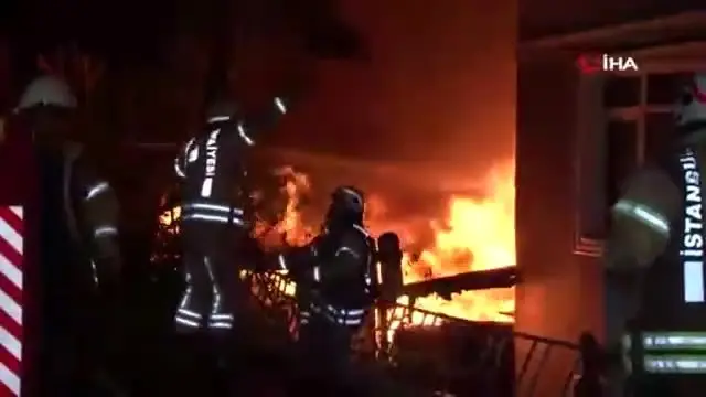 Kağıt deposu olarak kullanılan yerde çıkan yangın eve sıçradı Kağıt deposu olarak kullanılan yerde çıkan yangın eve sıçradı