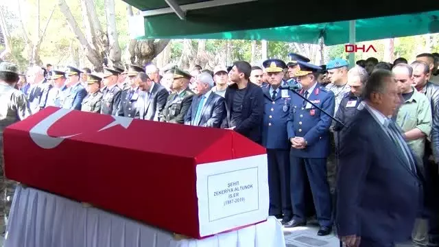 Kayseri şehit eşini, polis üniformasıyla uğurladı Kayseri şehit eşini, polis üniformasıyla uğurladı