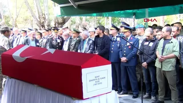 Kayseri şehit eşini, polis üniformasıyla uğurladı Kayseri şehit eşini, polis üniformasıyla uğurladı
