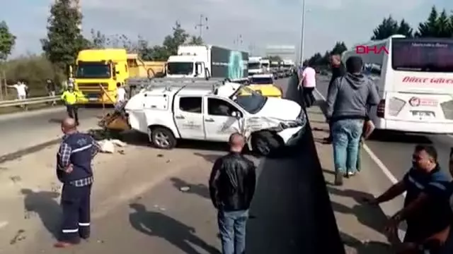 Kocaeli hafif ticari araç ile kamyonet çarpıştı 6 yaralı Kocaeli hafif ticari araç ile kamyonet çarpıştı 6 yaralı