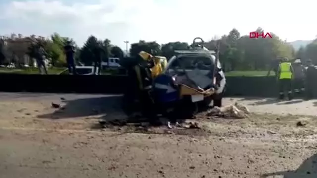 Kocaeli hafif ticari araç ile kamyonet çarpıştı 6 yaralı Kocaeli hafif ticari araç ile kamyonet çarpıştı 6 yaralı