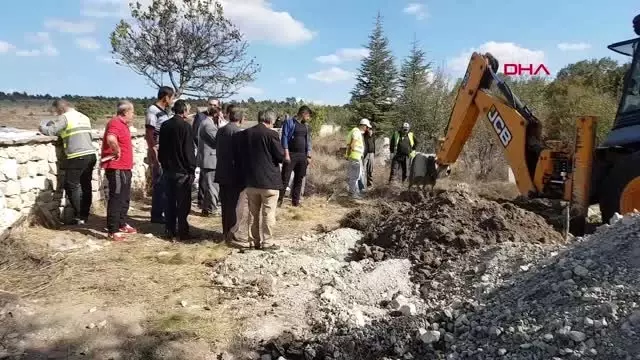 Kütahya-istimlak nedeniyle boşaltılan köy mezarlığı taşınıyor