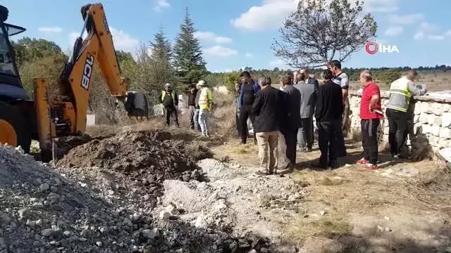 Maden sahasında kalan köy mezarlığındaki kabirler dualarla taşınıyor