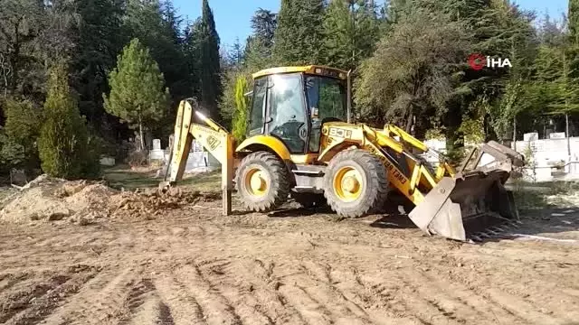 Maden sahasında kalan köy mezarlığındaki kabirler dualarla taşınıyor Maden sahasında kalan köy mezarlığındaki kabirler dualarla taşınıyor