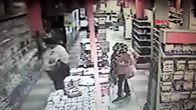 Marketçiyi canından bezdiren hırsızlar kamerada Marketçiyi canından bezdiren hırsızlar kamerada