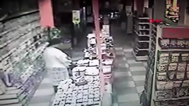 Marketçiyi canından bezdiren hırsızlar kamerada Marketçiyi canından bezdiren hırsızlar kamerada