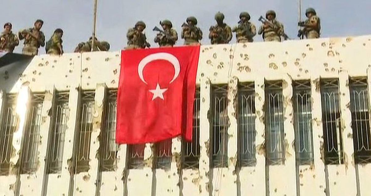 Türk askerleri, Resulayn'da terör örgütü YPG'nin karargahına Türk bayrağını astı