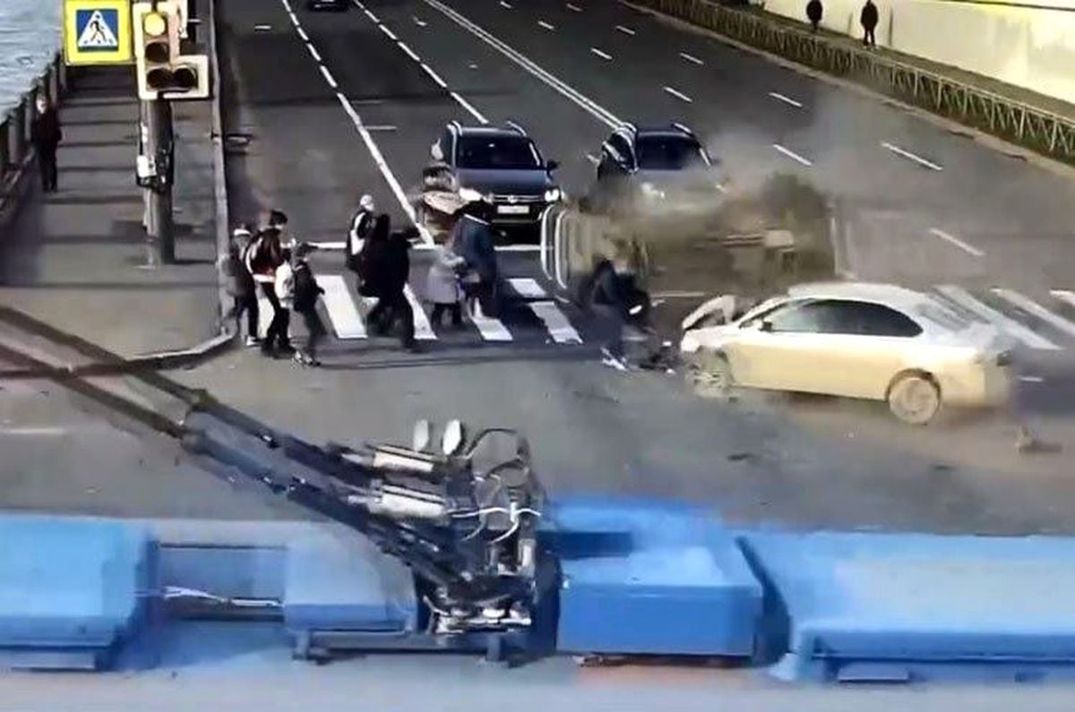 Rusya'da kaza yapan araçlar yayaları ezdi: 12 kişi yaralandı