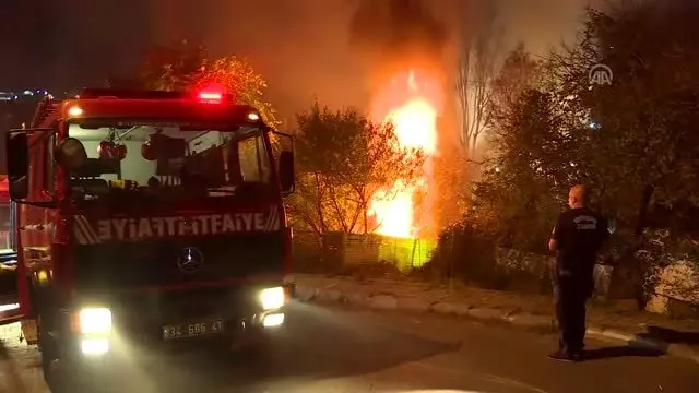 Sarıyer'de hurda kağıt deposunda çıkan yangın söndürüldü Sarıyer'de hurda kağıt deposunda çıkan yangın söndürüldü