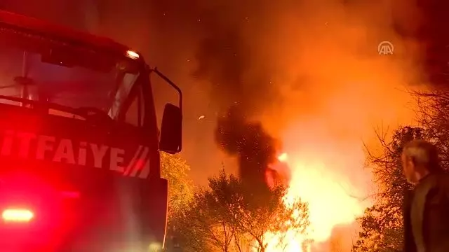 Sarıyer'de hurda kağıt deposunda çıkan yangın söndürüldü Sarıyer'de hurda kağıt deposunda çıkan yangın söndürüldü