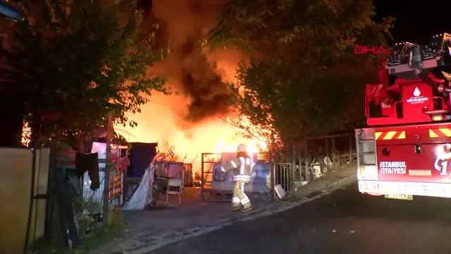 Sarıyer'de hurdalıkta çıkan yangın korku ve paniğe neden oldu Sarıyer'de hurdalıkta çıkan yangın korku ve paniğe neden oldu