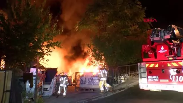Sarıyer'de hurdalıkta çıkan yangın korku ve paniğe neden oldu Sarıyer'de hurdalıkta çıkan yangın korku ve paniğe neden oldu