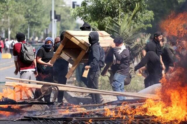 Şili Devlet Başkanı, yaşanan protestolar sonrası halkın ekonomik sorunlarını anlamadığı için özür diledi