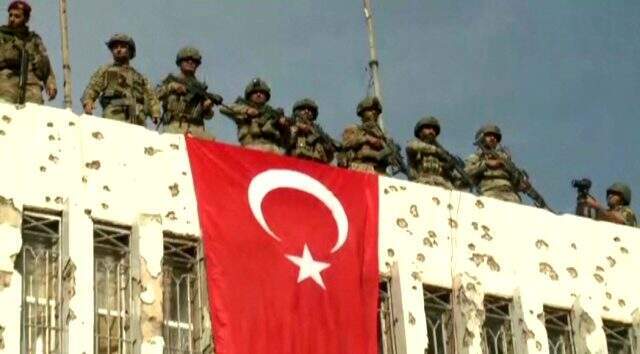 Son dakika: Türk askerleri, Resulayn'da terör örgütü YPG'nin karargahına Türk bayrağını astı