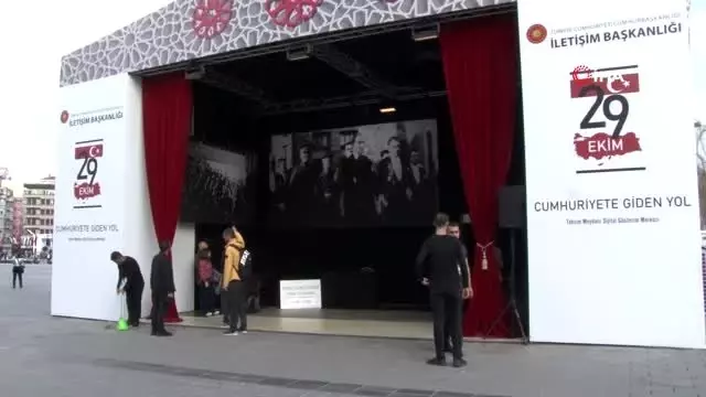 Taksim'de '29 Ekim Cumhuriyete Giden Yol' dijital gösterimi yapıldı Taksim'de '29 Ekim Cumhuriyete Giden Yol' dijital gösterimi yapıldı