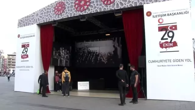 Taksim'de '29 Ekim Cumhuriyete Giden Yol' dijital gösterimi yapıldı Taksim'de '29 Ekim Cumhuriyete Giden Yol' dijital gösterimi yapıldı