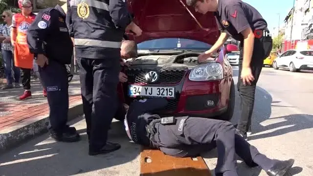 Yardım etmek için durduğu yaralı kedi aracın motoruna kaçtı Yardım etmek için durduğu yaralı kedi aracın motoruna kaçtı