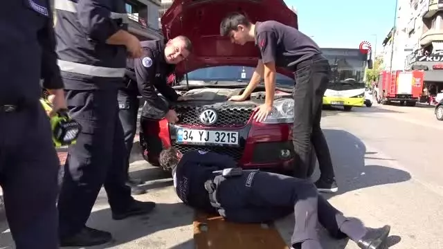 Yardım etmek için durduğu yaralı kedi aracın motoruna kaçtı Yardım etmek için durduğu yaralı kedi aracın motoruna kaçtı