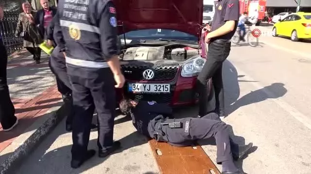 Yardım etmek için durduğu yaralı kedi aracın motoruna kaçtı Yardım etmek için durduğu yaralı kedi aracın motoruna kaçtı