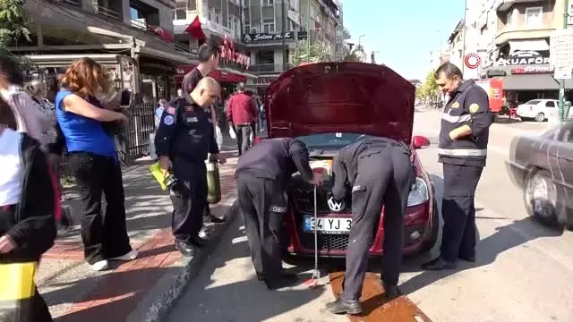Yardım etmek için durduğu yaralı kedi aracın motoruna kaçtı Yardım etmek için durduğu yaralı kedi aracın motoruna kaçtı