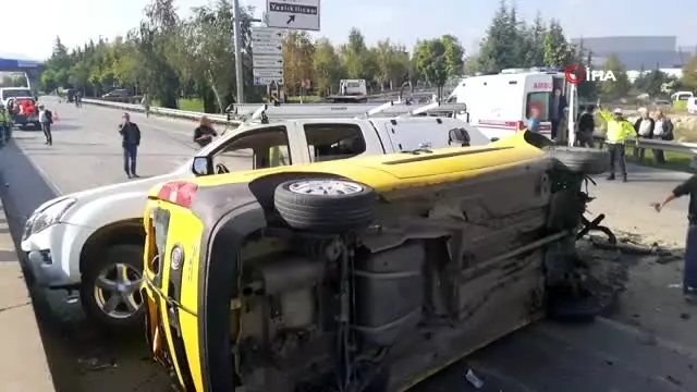 Yolda aydınlatma bakımı yapan işçilerin aracına ekmek aracı çarptı: 6 yaralı Yolda aydınlatma bakımı yapan işçilerin aracına ekmek aracı çarptı: 6 yaralı