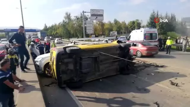 Yolda aydınlatma bakımı yapan işçilerin aracına ekmek aracı çarptı: 6 yaralı Yolda aydınlatma bakımı yapan işçilerin aracına ekmek aracı çarptı: 6 yaralı