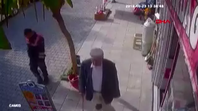 Kendisine kesici aletle zarar veren vatandaş, kelepçe takılarak etkisiz hale getirildi Kendisine kesici aletle zarar veren vatandaş, kelepçe takılarak etkisiz hale getirildi