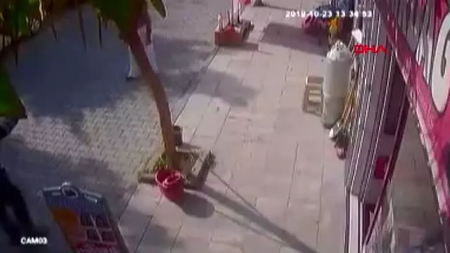 Kendisine kesici aletle zarar veren vatandaş, kelepçe takılarak etkisiz hale getirildi Kendisine kesici aletle zarar veren vatandaş, kelepçe takılarak etkisiz hale getirildi