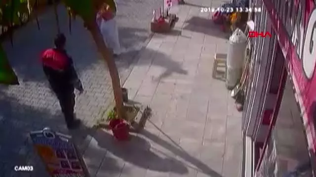 Kendisine kesici aletle zarar veren vatandaş, kelepçe takılarak etkisiz hale getirildi Kendisine kesici aletle zarar veren vatandaş, kelepçe takılarak etkisiz hale getirildi