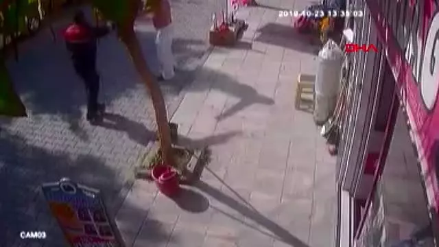 Kendisine kesici aletle zarar veren vatandaş, kelepçe takılarak etkisiz hale getirildi Kendisine kesici aletle zarar veren vatandaş, kelepçe takılarak etkisiz hale getirildi