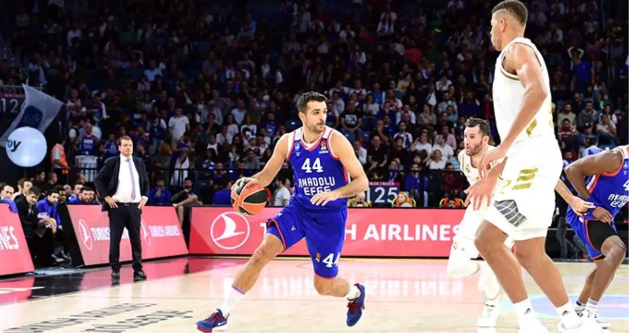 Anadolu Efes, Real Madrid'i 76-60 mağlup etti!