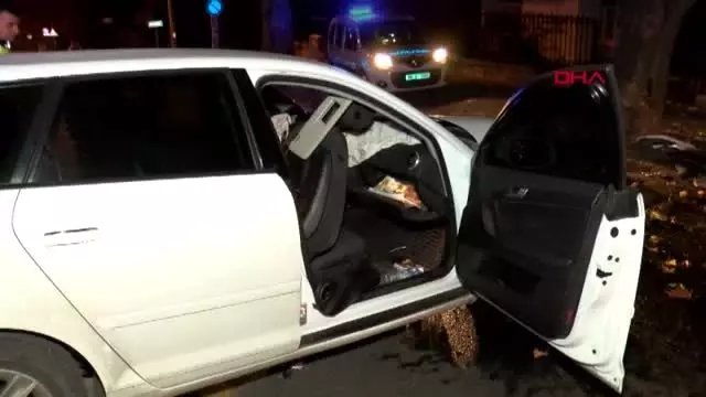 Ankara'da otomobil trafik ışığı ve ağaca çarptı: 3 yaralı Ankara'da otomobil trafik ışığı ve ağaca çarptı: 3 yaralı