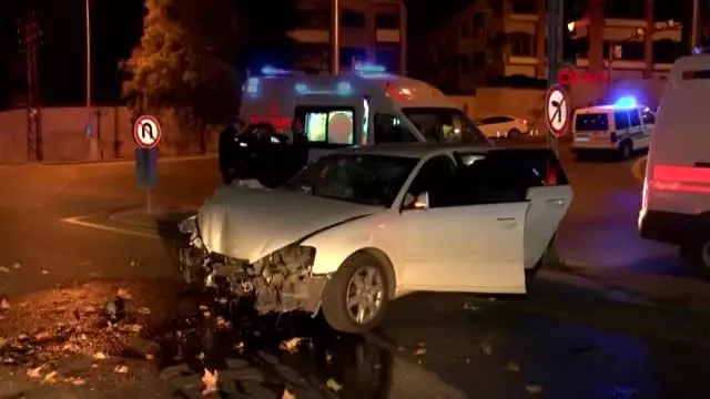 Ankara'da otomobil trafik ışığı ve ağaca çarptı: 3 yaralı Ankara'da otomobil trafik ışığı ve ağaca çarptı: 3 yaralı
