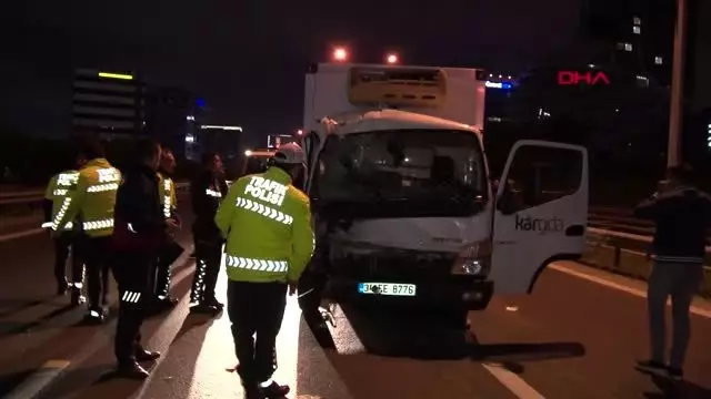 Basın ekspres yolu'nda kamyonet devrildi, trafik oluştu Basın ekspres yolu'nda kamyonet devrildi, trafik oluştu