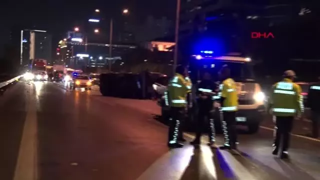 Basın ekspres yolu'nda kamyonet devrildi, trafik oluştu Basın ekspres yolu'nda kamyonet devrildi, trafik oluştu