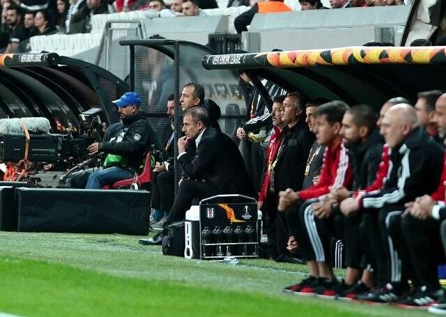 Beşiktaşlı taraftarlar ateşi yaktı: Güle güle sana Avcı