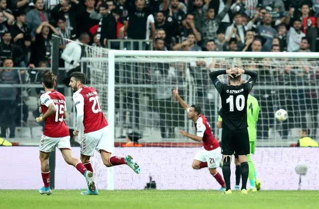 Beşiktaşlı taraftarlardan Oğuzhan Özyakup'a sert tepki Beşiktaşlı taraftarlardan Oğuzhan Özyakup'a sert tepki