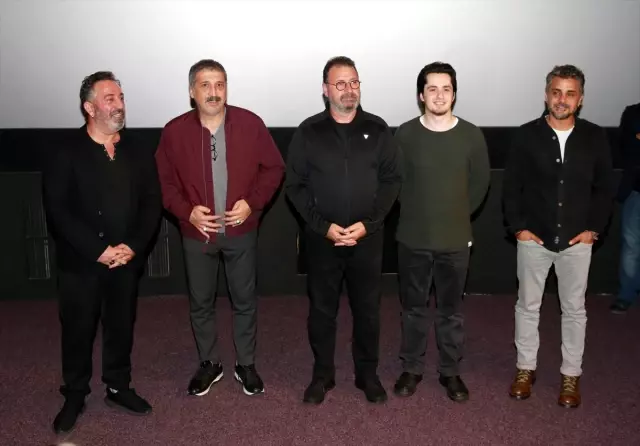 Cem Yılmaz 'Karakomik Filmler'in Başkent gösterimine katıldı Cem Yılmaz 'Karakomik Filmler'in Başkent gösterimine katıldı
