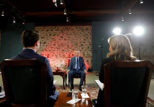 Cumhurbaşkanı Erdoğan canlı yayında açıklamalarda bulunuyor: Trump'a kırgınız, bir teröristle mektup alışverişinde bulunuyorsunuz
