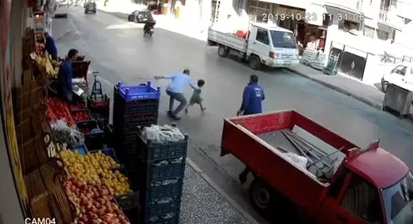 Esnafın müdahalesi, yola fırlayan çocuğu ölümden çekip aldı