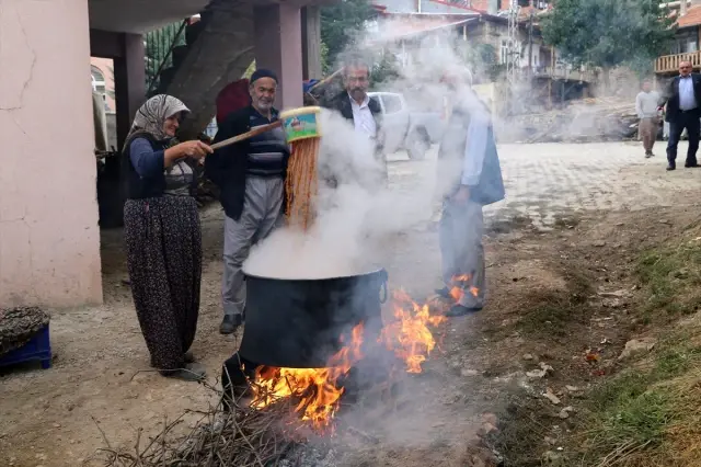 Hadim'de sezonun son pekmez kazanı kaynatıldı Hadim'de sezonun son pekmez kazanı kaynatıldı