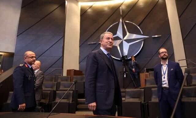 Hulusi Akar, NATO toplantısında asker selamı verdi