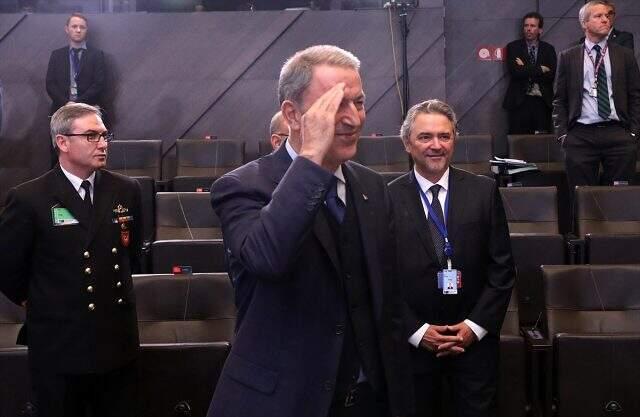 Hulusi Akar, NATO toplantısında asker selamı verdi