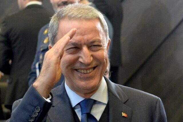 Hulusi Akar, NATO toplantısında asker selamı verdi