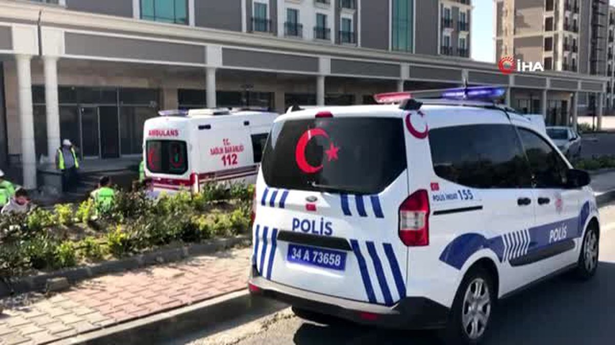 İnşaattan düşen işçinin hayatını baret kurtardı