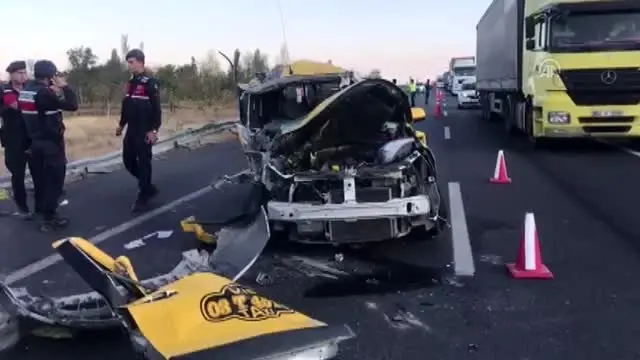 Kamyon ile ticari taksi çarpıştı: 1 ölü, 2 yaralı Kamyon ile ticari taksi çarpıştı: 1 ölü, 2 yaralı