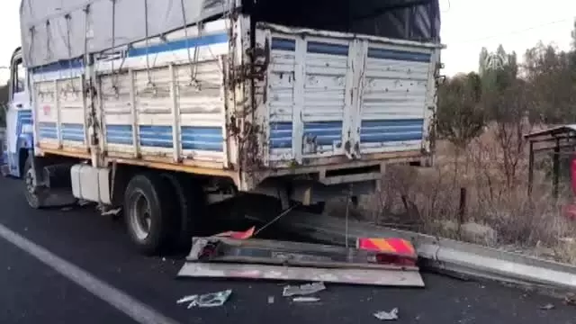 Kamyon ile ticari taksi çarpıştı: 1 ölü, 2 yaralı Kamyon ile ticari taksi çarpıştı: 1 ölü, 2 yaralı
