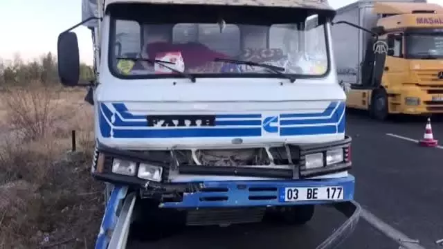 Kamyon ile ticari taksi çarpıştı: 1 ölü, 2 yaralı Kamyon ile ticari taksi çarpıştı: 1 ölü, 2 yaralı